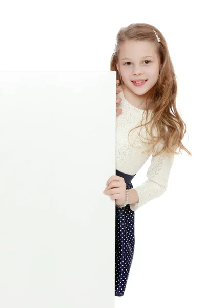 The little girl hid behind the banner. — Stock Photo, Image