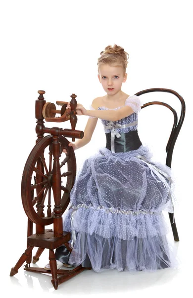 회전 하는 바퀴에 앉아 어린 소녀. — 스톡 사진