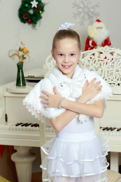 Niña en un piano blanco . — Foto de Stock