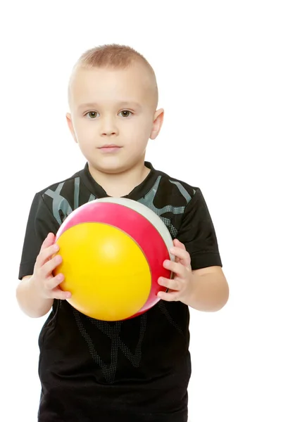 Malý chlapec s míčem v rukou — Stock fotografie