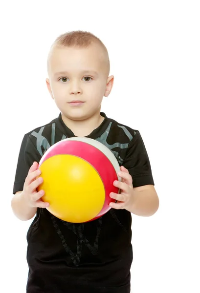 Den lilla pojken med bollen i händerna — Stockfoto