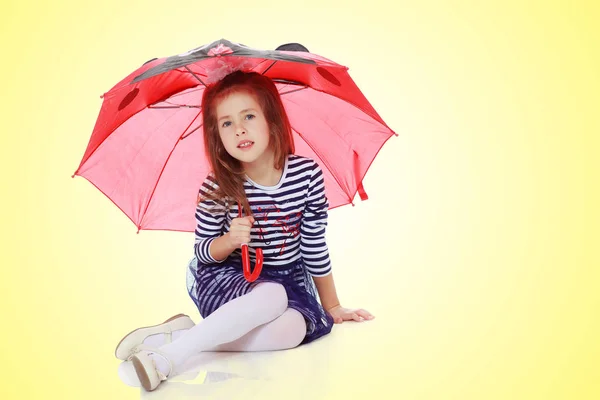 Menina se escondendo sob um guarda-chuva . — Fotografia de Stock