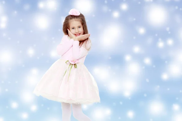 Elegantní malá holčička v růžových šatech. — Stock fotografie