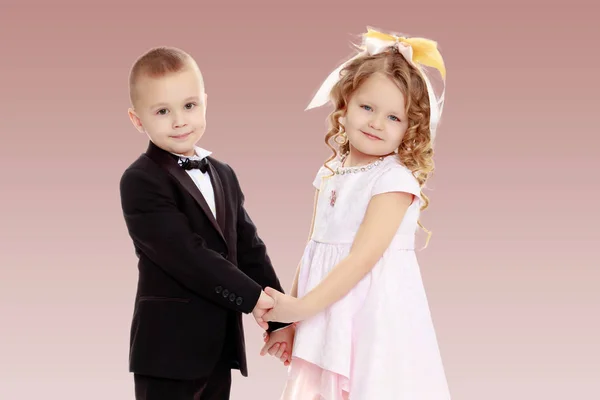 Niño y niña tomados de la mano — Foto de Stock