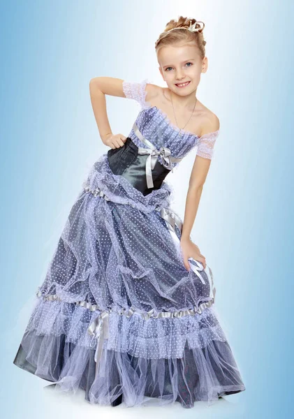 Красивая маленькая девочка в платье принцессы . — стоковое фото