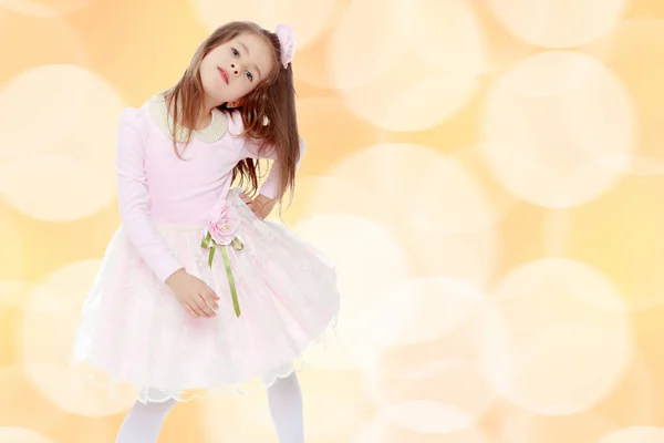 Menina elegante em um vestido rosa . — Fotografia de Stock