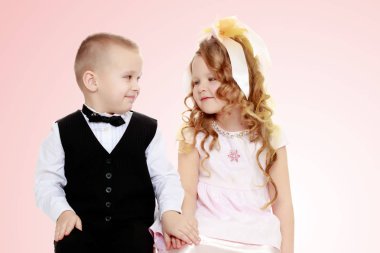 Kız ve erkek el ele tutuşuyorlar.