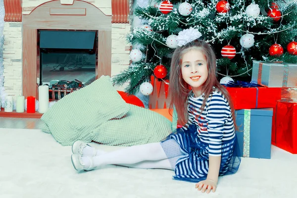 Noel ağacı içinde küçük kız. — Stok fotoğraf