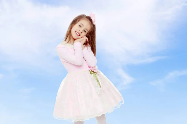 Elegante bambina in un abito rosa . — Foto Stock