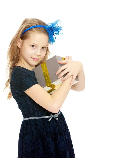 Το χαριτωμένο μικρό κορίτσι με ένα δώρο στο χέρι. — Φωτογραφία Αρχείου