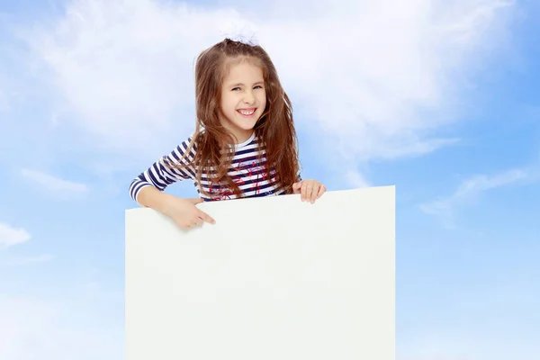 Niña con un vestido a rayas . —  Fotos de Stock