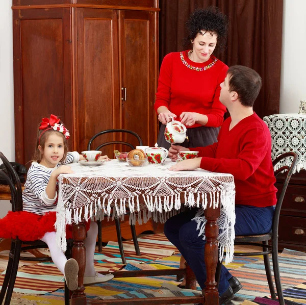 Οικογένεια πίνοντας τσάι στο εσωτερικό του 50 s — Φωτογραφία Αρχείου