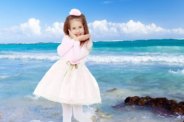 Elegante niña en un vestido rosa . — Foto de Stock