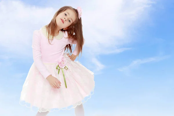 Elegante bambina in un abito rosa . — Foto Stock