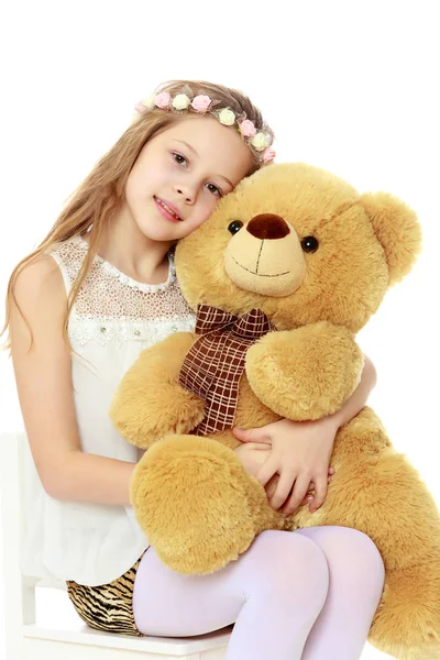 Menina segurando um grande ursinho Teddy . — Fotografia de Stock