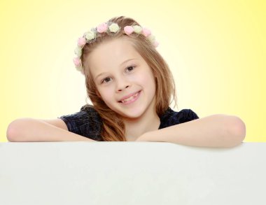 Kız dışarı arkasından afiş iletiye göz atar.