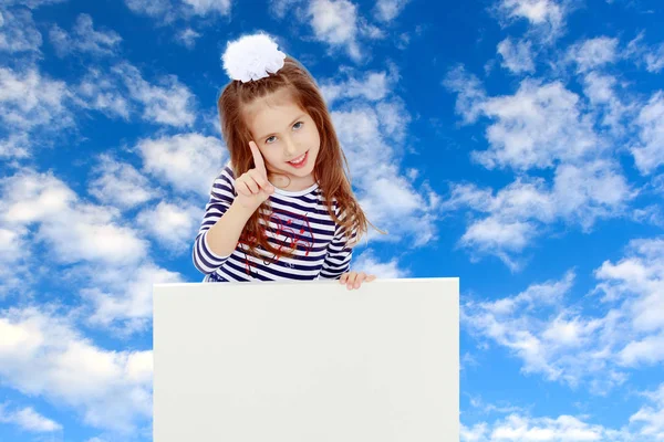 Menina em um vestido listrado . — Fotografia de Stock