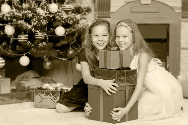 Niñas gemelas con regalos e árbol de Navidad . — Foto de Stock