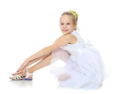 Beyaz elbiseli güzel küçük bir kız