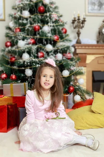 Das kleine Mädchen im Weihnachtsbaum. — Stockfoto