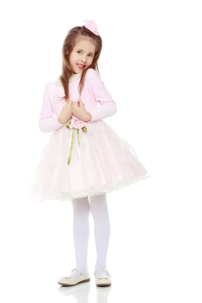 Pembe elbiseli zarif küçük kız. — Stok fotoğraf