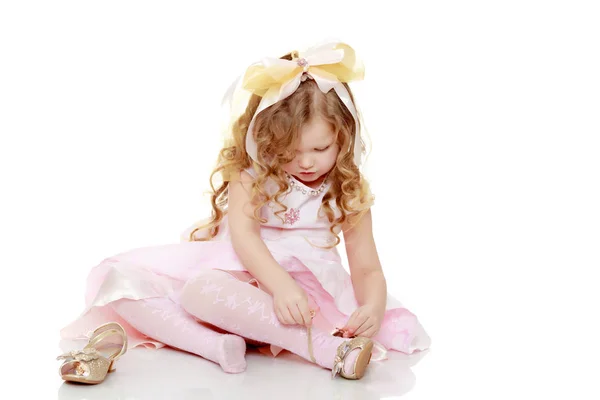 신발에 노력 하는 어린 소녀. — 스톡 사진