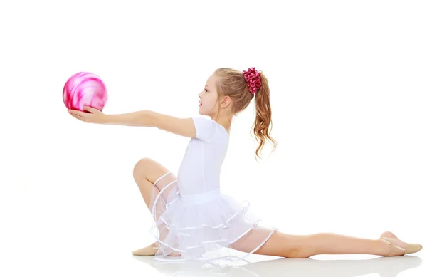 Gimnasta hace ejercicios con una pelota — Foto de Stock