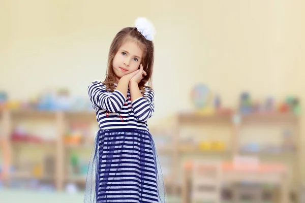 Süßes kleines Mädchen posiert vor der Kamera. — Stockfoto