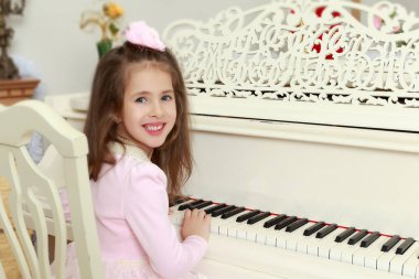 Küçük kıza Beyaz kuyruklu piyano.