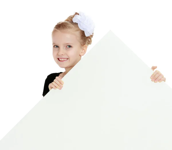 A menina espreita por trás da bandeira branca . — Fotografia de Stock