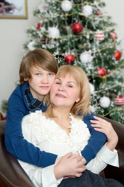 Nel Anno nuovo nipote che abbraccia la nonna . — Foto Stock