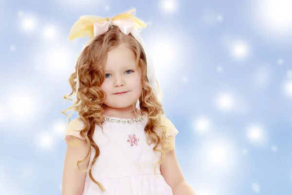 Kleines Mädchen mit lockigem Haar. — Stockfoto