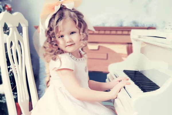 Niña toca música en el piano . — Foto de Stock