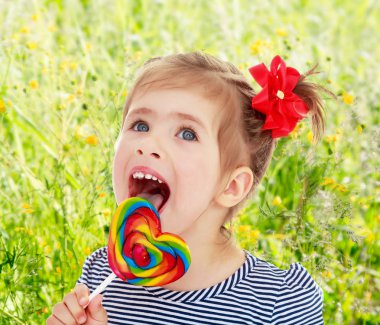 Stick şeker kız yalıyor