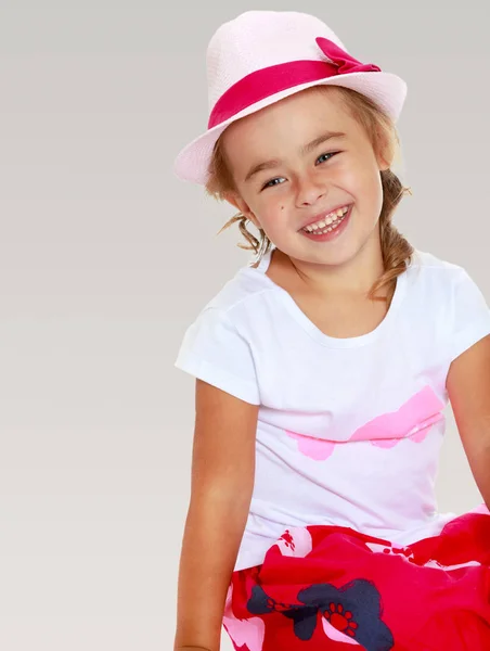 Garvade liten flicka i en hatt — Stockfoto