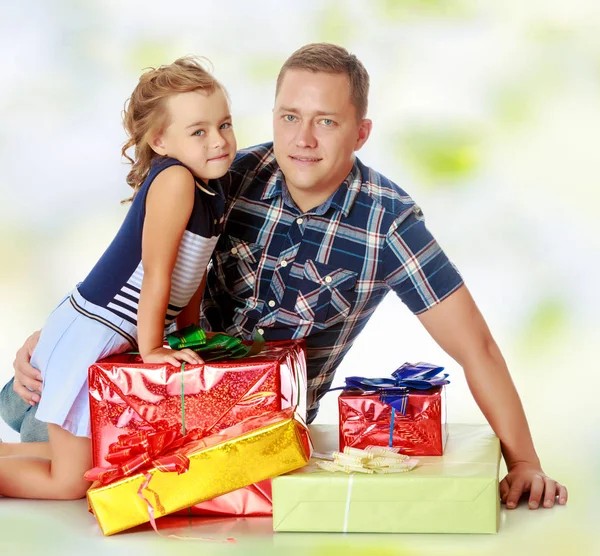 Kleines Mädchen mit meinem Vater über Geschenke. — Stockfoto