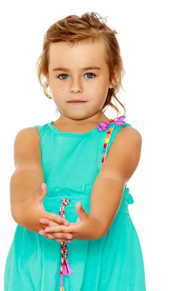 Schöne kleine braun gebrannte Mädchen in einem blauen Kleid. — Stockfoto