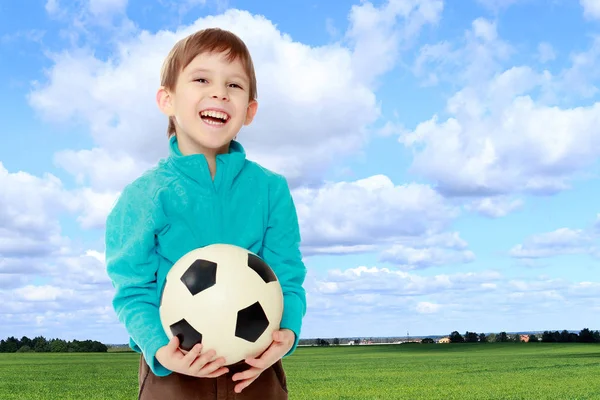 Menino segura bola de futebol . — Fotografia de Stock