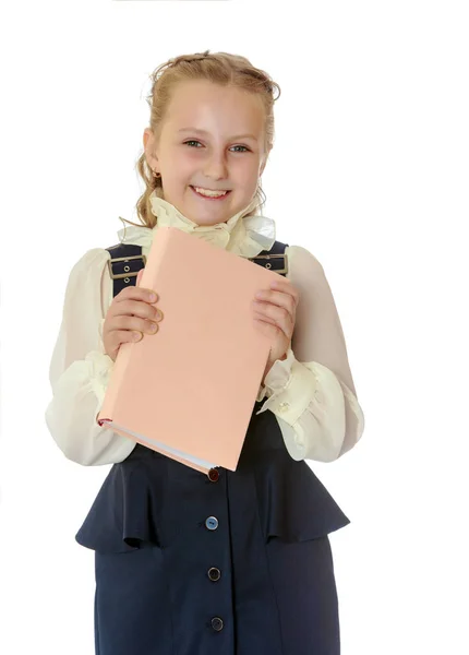 Chica de la escuela en un vestido negro y libro en sus manos . — Foto de Stock