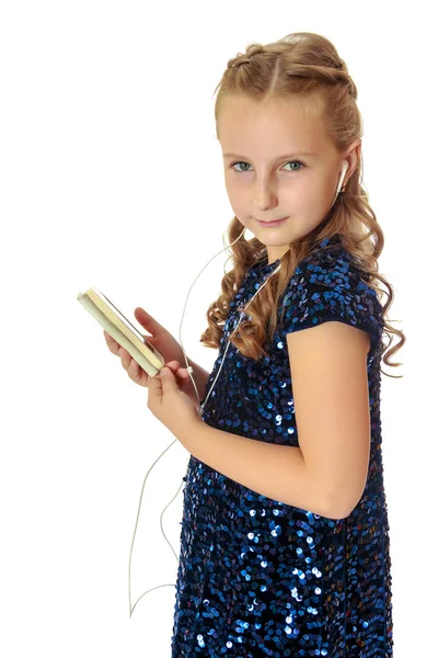 女の子プレイヤーを押しながらヘッドを介して音楽を聴く — ストック写真