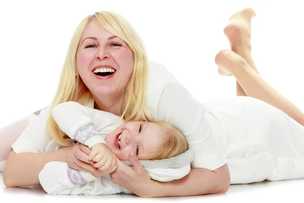 Madre e hija pequeña abrazándose . — Foto de Stock