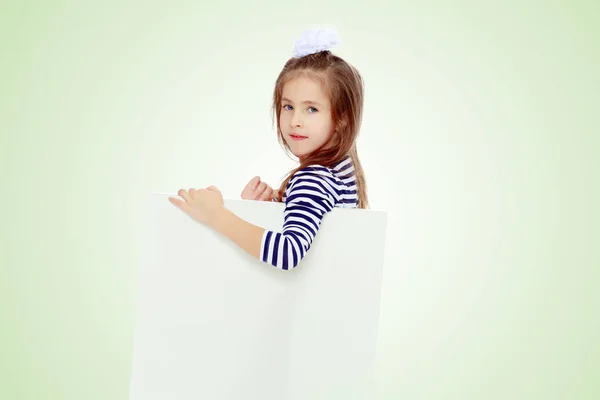 Malá holčička v pruhovaných šatech. — Stock fotografie