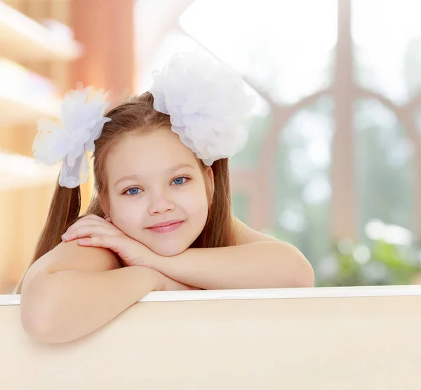 Bella bambina con fiocchi bianchi sulla testa — Foto Stock