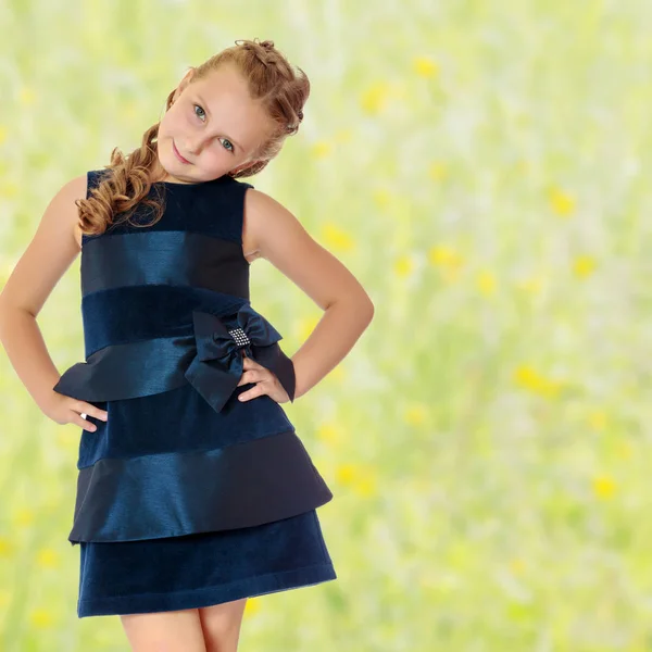 Mooi meisje gekleed in een blauwe jurk. — Stockfoto