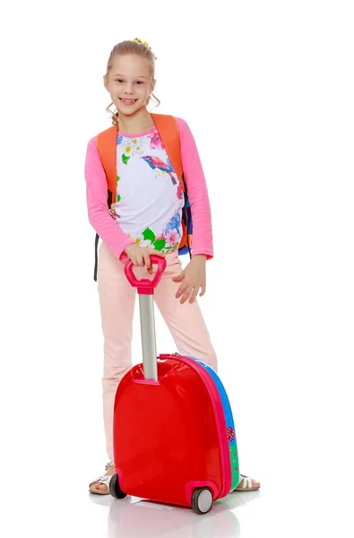 Menina viaja com uma mala . — Fotografia de Stock
