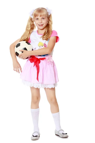 Ragazza che gioca con pallone da calcio — Foto Stock