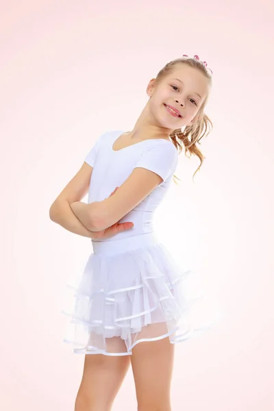 Chica gimnasta en un chándal blanco . — Foto de Stock