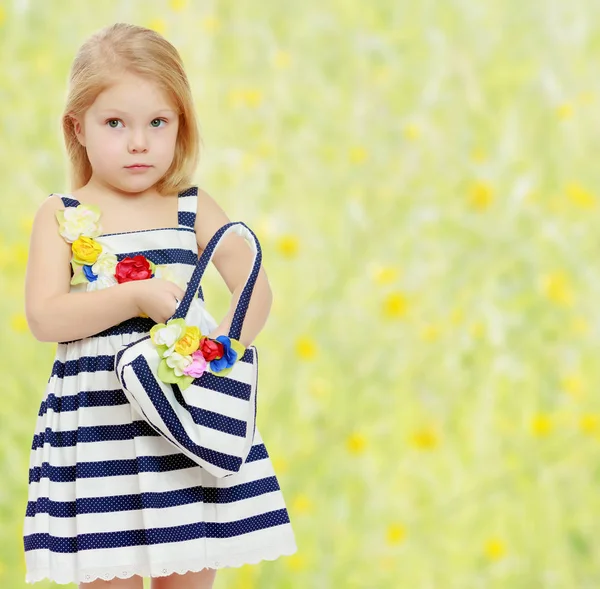 Kleines Mädchen im gestreiften Kleid. — Stockfoto