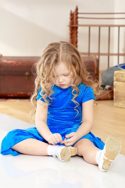 Sad girl sitting on the floor. — Stock Photo, Image