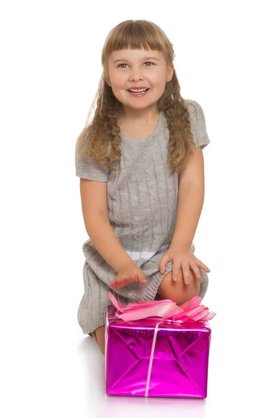 Holčička s dárkem — Stock fotografie